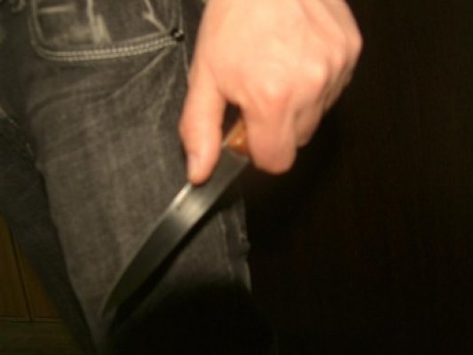 Ce spun poliţiştii despre tânărul care şi-a înjunghiat 